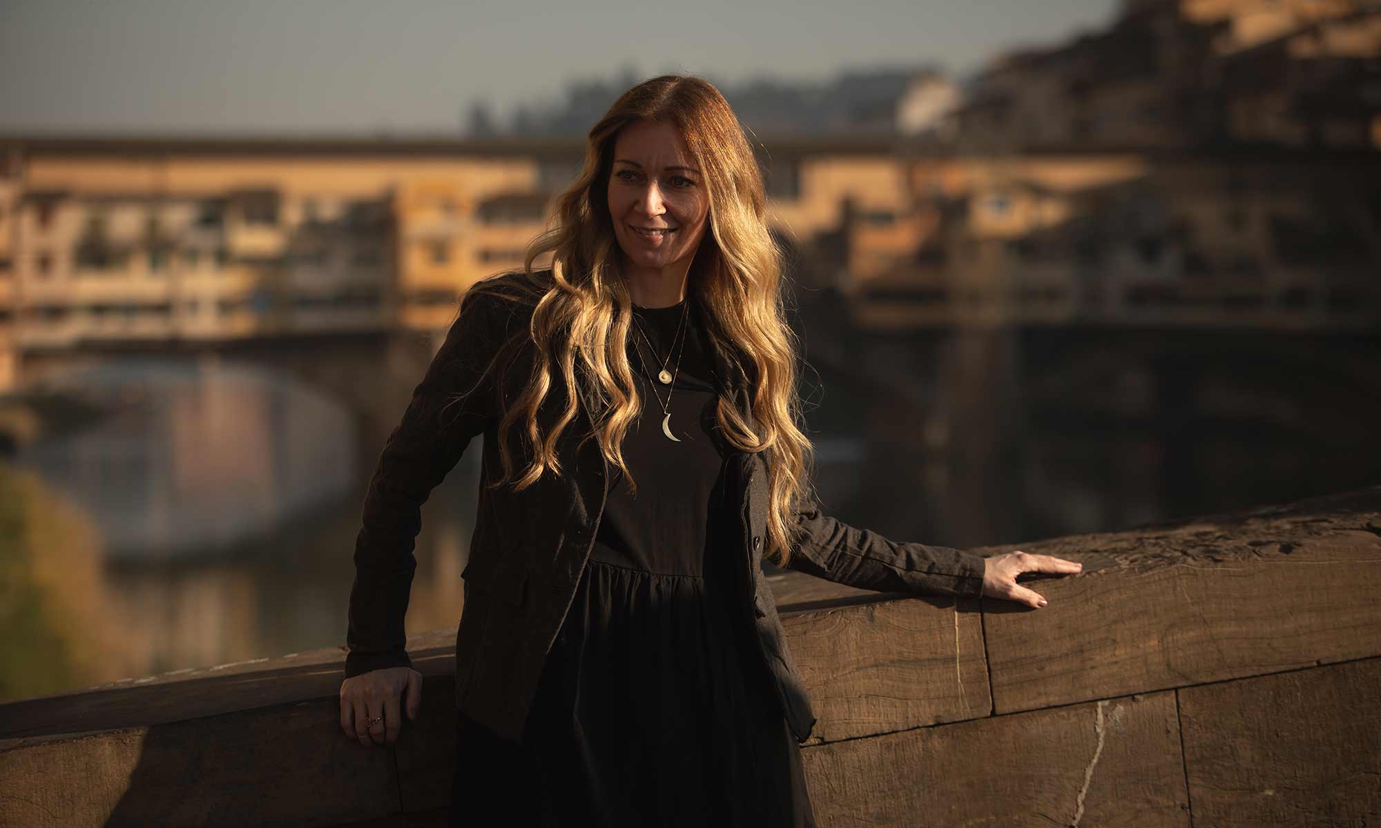 Porträt von Nadja Parisi vor der Ponte Vecchio in Florenz