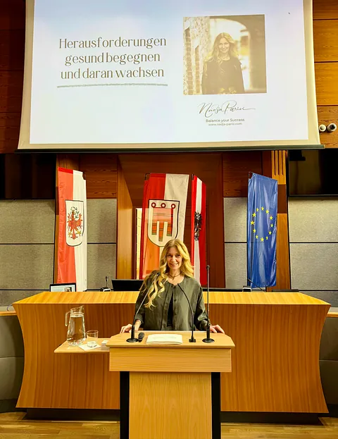 Porträt von Nadja Parisi bei ihrem Vortrag am Obersten Gerichtshof