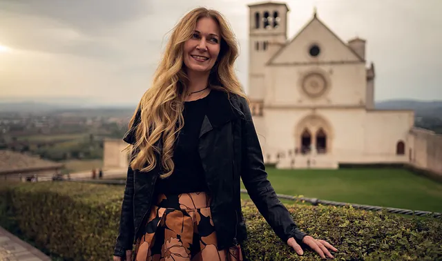 Porträt von Nadja Parisi vor der Basilika in Assisi